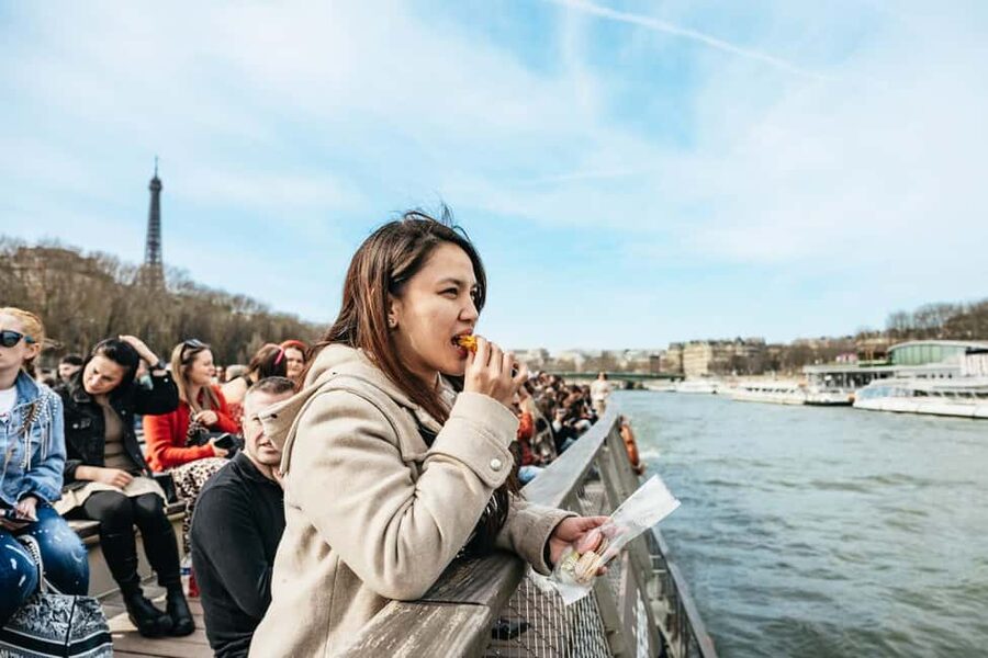 Paris: Seine Cruise and Macaron Tasting by the Eiffel Tower - Why the queue matters