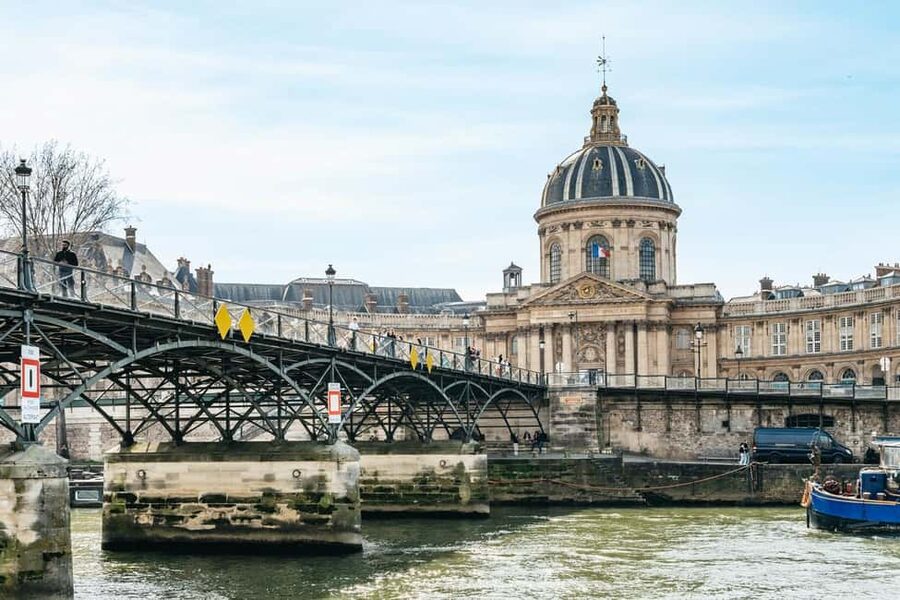 Paris: Seine Cruise and Macaron Tasting by the Eiffel Tower - Cruise first or macarons first?