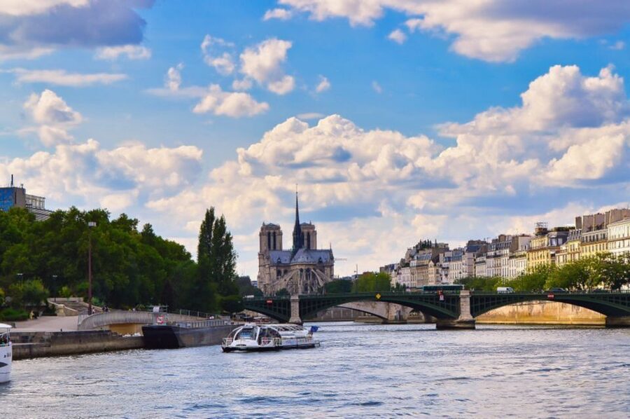 Paris: Seine Cruise with Snack/Optional Eiffel Tower Ticket - Finding the sweet treat near the boats