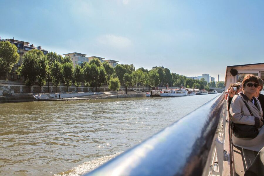 Paris: Seine River and Canal Saint-Martin Cruise - Commentary, seating, and what to bring