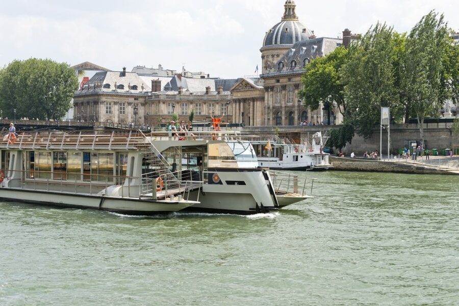 Paris: Seine River Cruise and 3-course Bistro Lunch - The boat, seating, and audio commentary