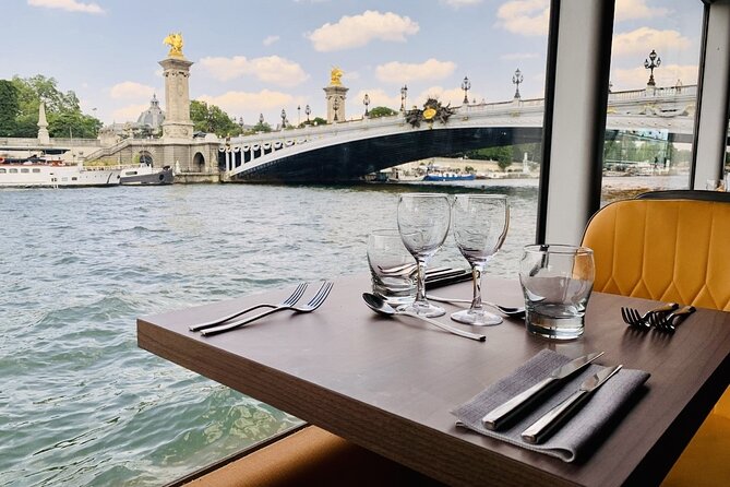 Paris Seine River dinner cruise from Alexandre III bridge - Key points to know before booking