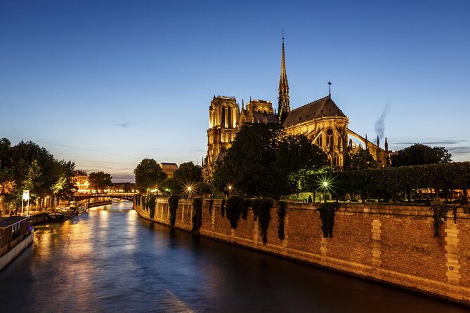 Paris Seine River Dinner Cruise with Champagne and Window Seating - Finding the boat without losing your patience
