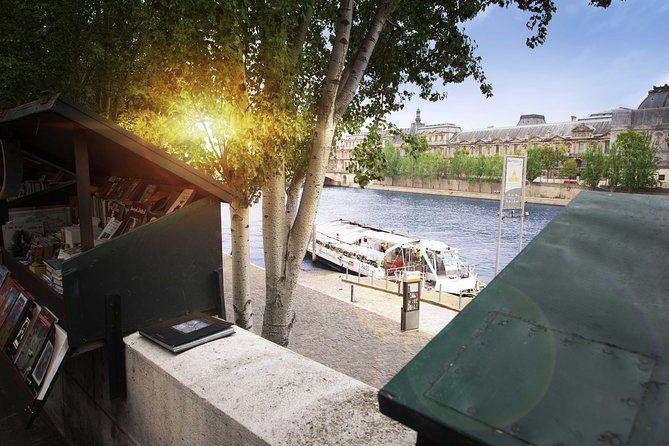 Paris Seine River Hop-On Hop-Off Sightseeing Cruise by Batobus - What the boat provides, and what it does not