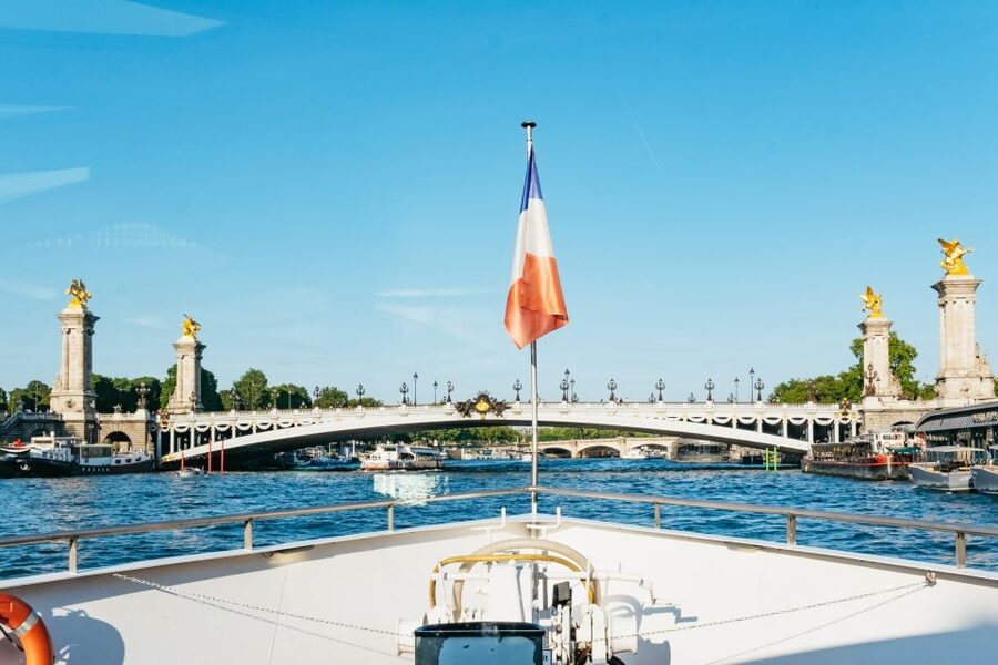 Paris: Seine River Panoramic Views Dinner Cruise - Settling into the cocotte dinner