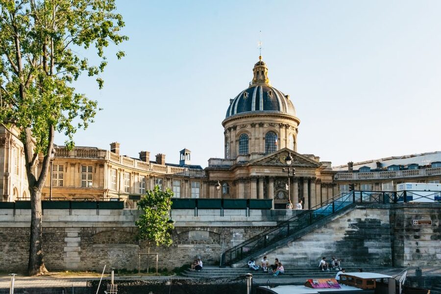 Paris: Seine River Panoramic Views Dinner Cruise - Notre Dame and the Conciergerie after dark