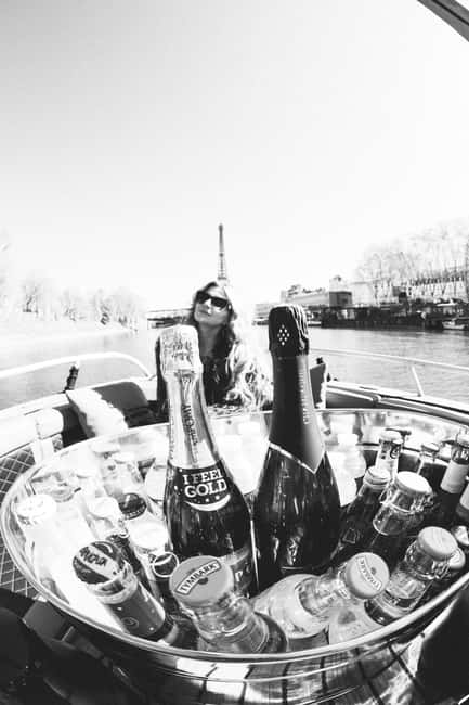 Paris: Seine River Private Cruise - Pont Neuf, Notre Dame, and the historic heart