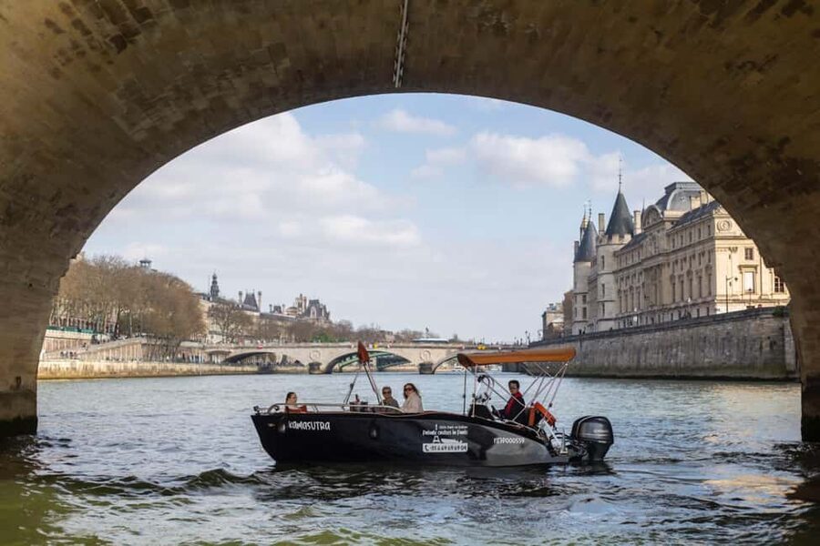 Paris: Seine River Private Cruise - The family-run touch