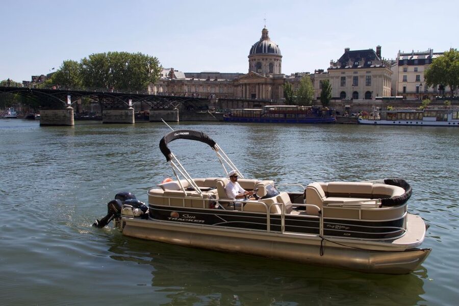 Paris: Seine River Private Guided Pontoon Boat Cruise - The First Views Along the Seine