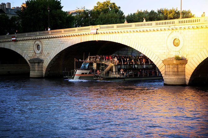 Paris Seine River Sightseeing Cruise with Commentary by Bateaux Parisiens - Pont Neuf, Notre-Dame, and Île Saint-Louis