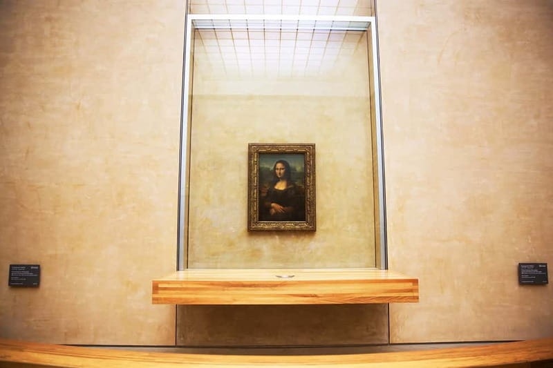 Paris: Skip-the-Line Louvre Highlights Tour with Mona Lisa - Finding the guide at the Arc du Carrousel
