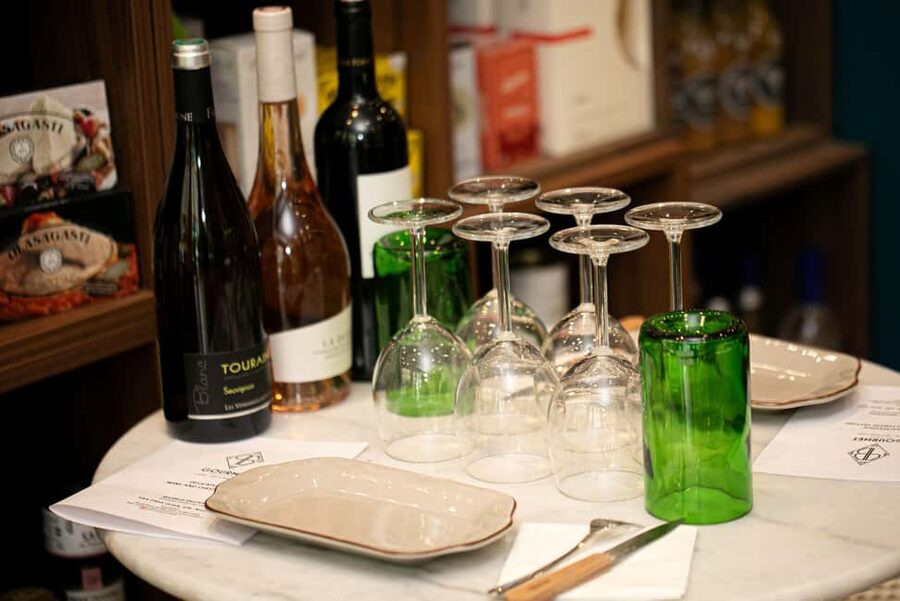 Paris: Tasting of 3 Wine and 3 Cheese - A Paris wine lesson in a four-seat shop