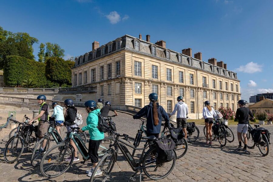 Paris: Versailles Palace and Queen Hamlet E-Bike Tour - Shopping for lunch at the Notre-Dame market