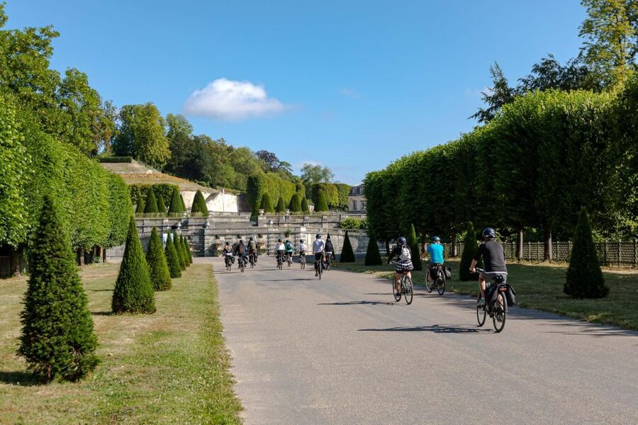 Paris: Versailles Palace and Queen Hamlet E-Bike Tour - How difficult is the cycling?