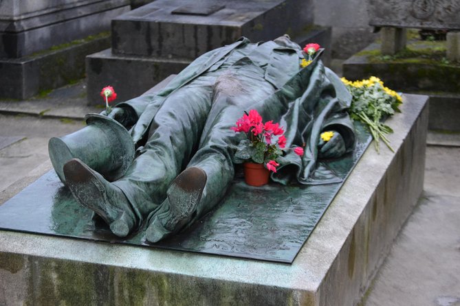 Pere Lachaise Cemetery Walking Tour in Paris - Why Père Lachaise Deserves Two Hours