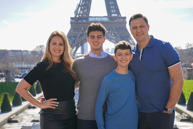 Photo Session in Paris - Photographer at the Eiffel Tower - Meeting at the Musée de la Marine