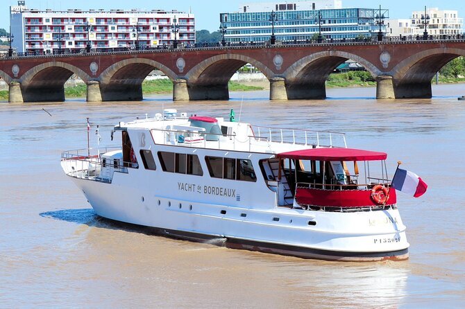 Prestige Commented Cruise glass of wine and Canelé in Bordeaux - Meeting point and boarding advice