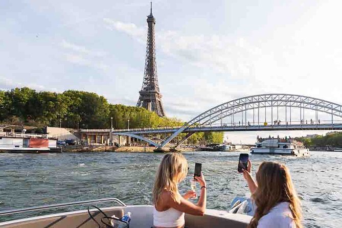 Private Cruise to Discover Paris - Seeing Paris from a private boat