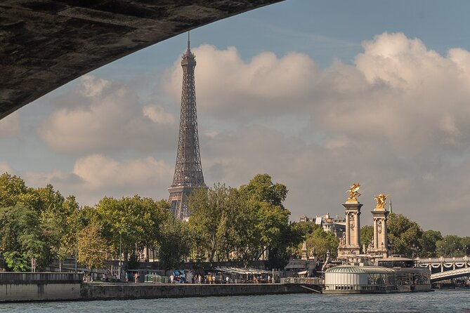 Private Cruise to Discover Paris - Louvre, Musée d’Orsay, and Pont des Arts