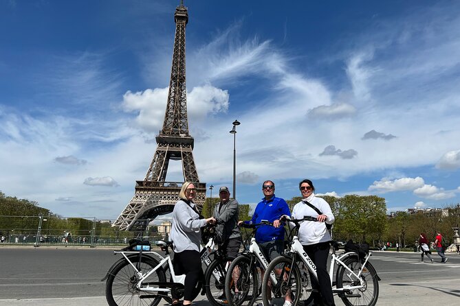 Private Paris E-bike city highlights tour - The Louvre without the museum queue