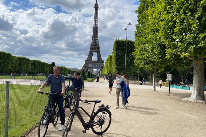 Private Paris E-bike city highlights tour - The Eiffel Tower finale