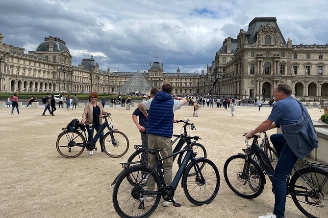 Private Paris E-bike city highlights tour - What the guide adds to the ride