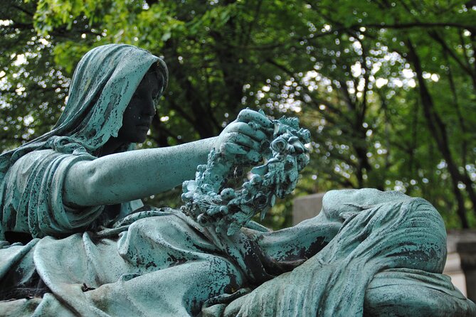 Private Père Lachaise Cemetery Walking Tour - Famous Tombs: Oscar Wilde, Morrison, and Chopin