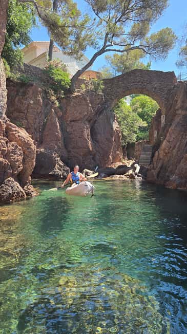 Rando Kayak Agay Guided Visit - Following the red rocks into the creeks