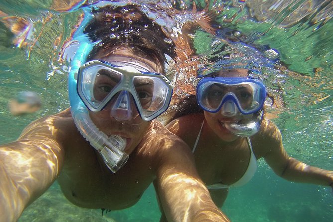 Rando-Palmée Getaway Around an island - Snorkeling around caves, rocks, and old structures