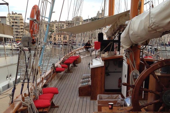 Sailing day in the heart of the Calanques - Lunch on deck, with a practical note about drinks