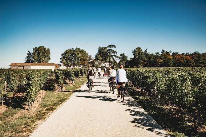 Saint-Emilion Electric Bike Day Tour with Wine Tastings & Lunch - Collecting the e-bikes in Saint-Émilion