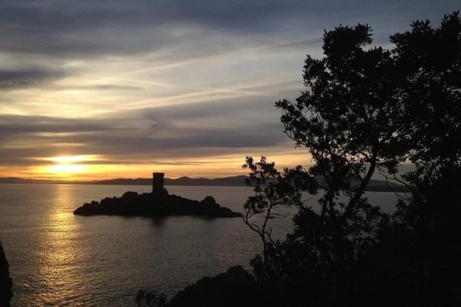 Saint-Raphaël : Sunset Cruise Cape Dramont & Golden Island - Sailing toward Cap Dramont and the red Estérel rocks
