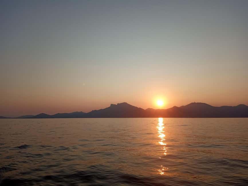Saint Tropez: Evening Catamaran Party with Welcome Drink - Finding Quai Guepratte and getting aboard
