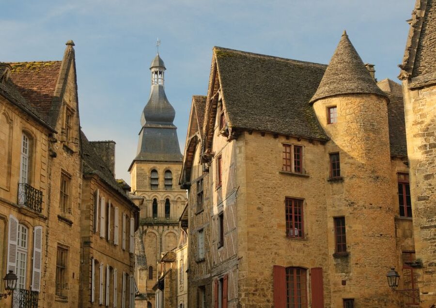 Sarlat Gourmet Tour & Market Visit with Tastings - Walking through Sarlat’s old streets