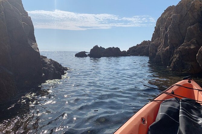 Sea kayaking in the heart of the Ramatuelle Nature Reserve - The optional rock jump