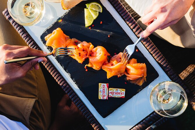 Seine River Dinner Cruise with Live Singer by VIP Yacht de Paris - What the dinner is like onboard