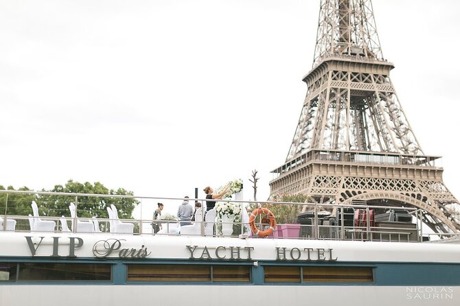 Seine River Dinner Cruise with Live Singer by VIP Yacht de Paris - Live singing and the mood onboard