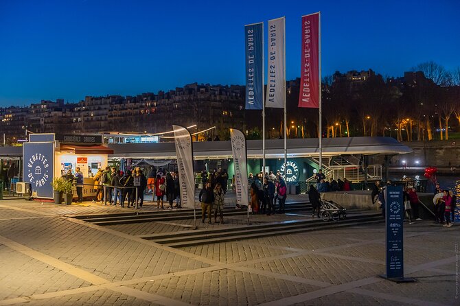 Seine River Evening Cruise with Music (Drink Options) - What this Seine cruise actually feels like