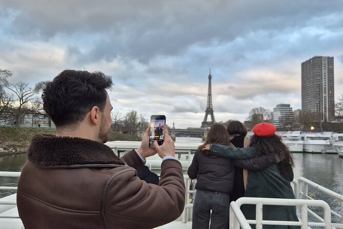 Seine River Sightseeing Guided Cruise by Vedettes du Pont Neuf - Musée d’Orsay, Louvre, and the city’s great façades