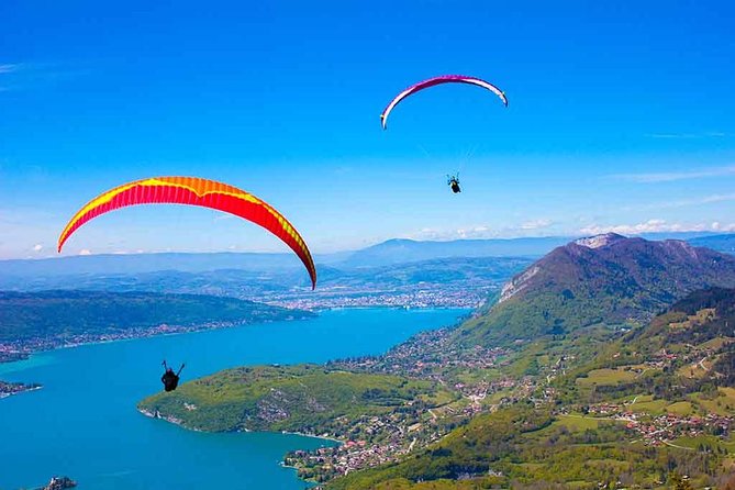 Sensation paragliding flight over the magnificent Lake Annecy - Taking off from Col de la Forclaz above Lake Annecy