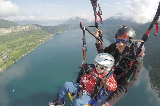 Sensation paragliding flight over the magnificent Lake Annecy - Choosing between a scenic flight and an acrobatic flight