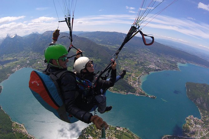 Sensation paragliding flight over the magnificent Lake Annecy - The view is the real reason to fly here