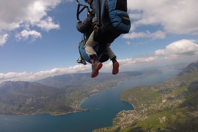 Sensation paragliding flight over the magnificent Lake Annecy - What the approximately one-hour duration really means