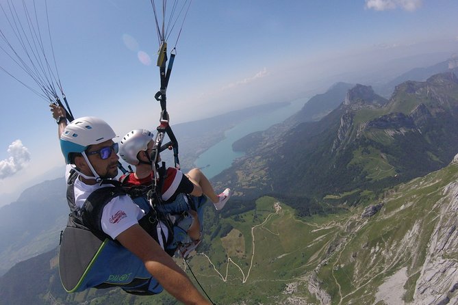 Sensation paragliding flight over the magnificent Lake Annecy - The first glide gives you time to settle in