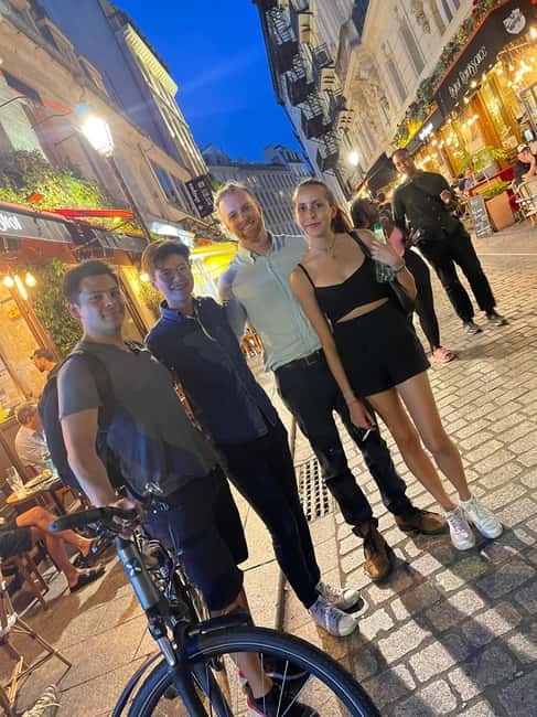 Solo travelers Meetup:A cultural stroll,Drinks & socializing - Who should book this evening?
