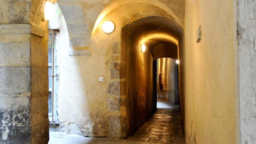 Storytelling tour of the Vieux-Lyon for children in French - Entering the famous traboules