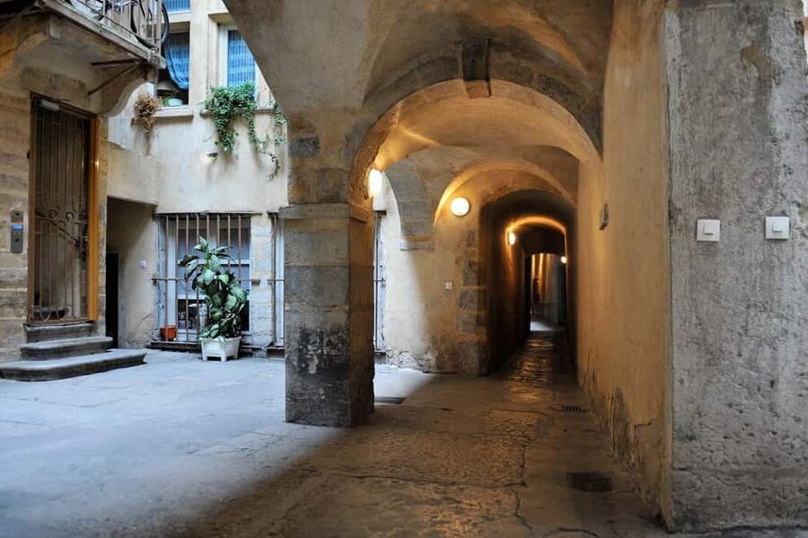 Storytelling tour of the Vieux-Lyon in French - Meeting Catherine in the streets of Vieux-Lyon