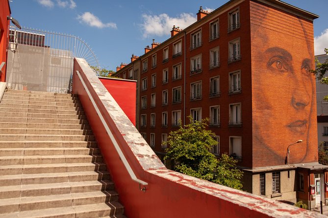 Street Art tour in Paris - Discover Paris murals ! - Learning to ride before looking at murals