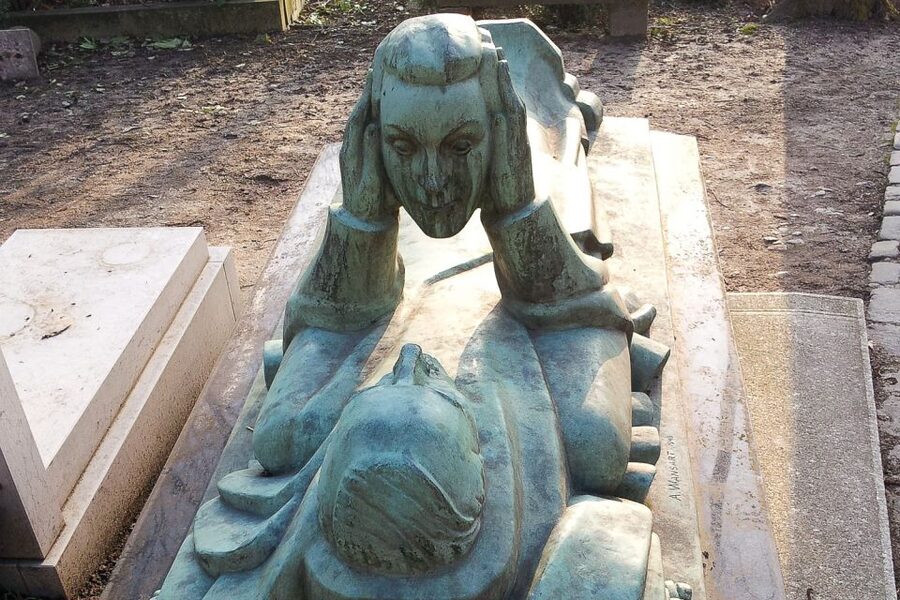 The Père Lachaise Cemetery: Guided 2-Hour Small-Group Tour - Meeting at Gambetta Square