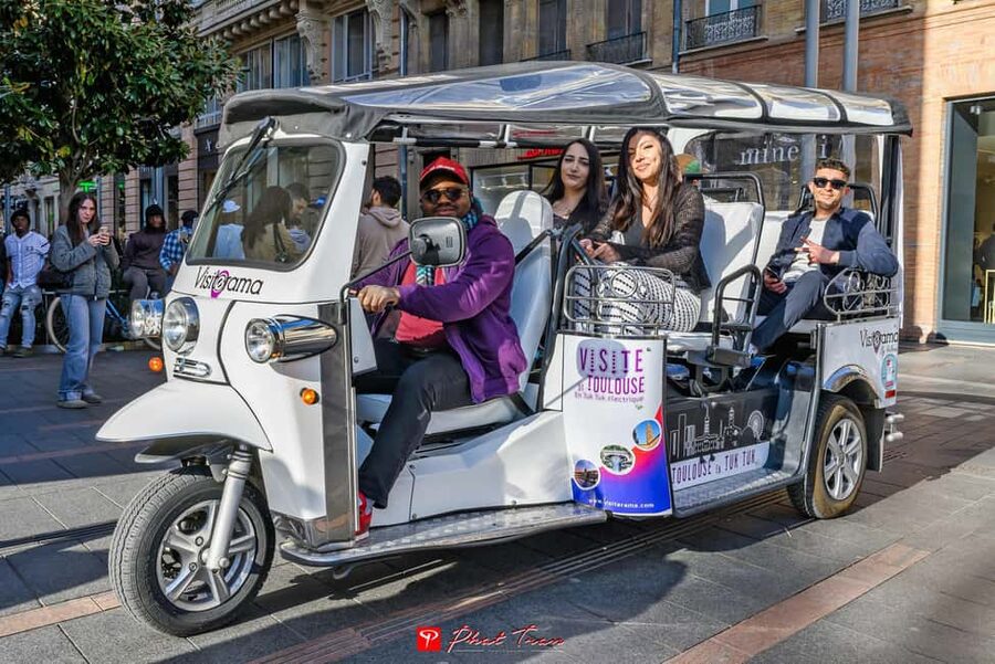 Toulouse: Electric Tuk-Tuk Tour with Photo Stops and Audio - Key points at a glance